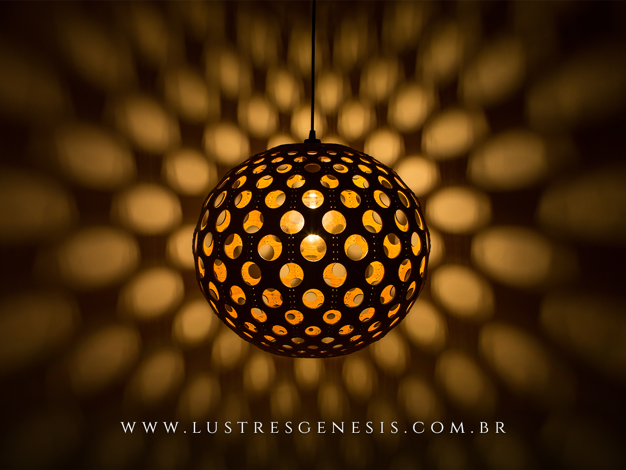 Luminária pendente grande carimbó madeira natural e lacas coloridas